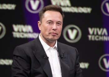 Mesmo com R$ 1,4 trilhão na conta, o segundo homem mais rico do mundo está mais perto de um mendigo que de Elon Musk
