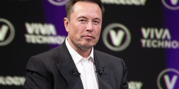 Mesmo com R$ 1,4 trilhão na conta, o segundo homem mais rico do mundo está mais perto de um mendigo que de Elon Musk