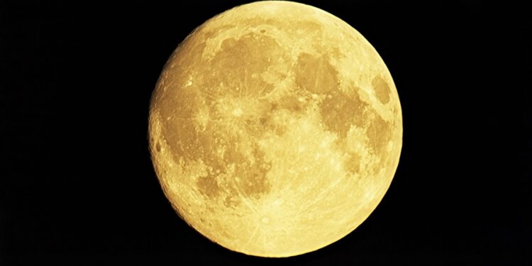 Cientistas avisam que a Lua vai mudar de cor no início de março