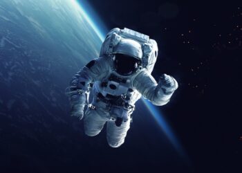 Astronautas precisaram recalcular a rota após descobrirem rachaduras e nave emprestada teve que entrar em ação