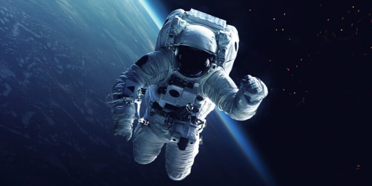 Astronautas precisaram recalcular a rota após descobrirem rachaduras e nave emprestada teve que entrar em ação