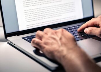 On-line ou online: como a palavra deve ser escrita no Brasil?