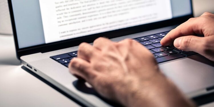 On-line ou online: como a palavra deve ser escrita no Brasil?