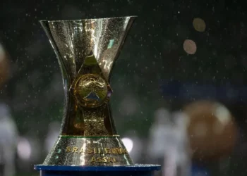 Treinador chegou mudando tudo e 20 jogadores deixaram clube da Série A