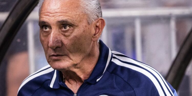 Enquanto Tite balança no cargo, meia se despede do Cruzeiro em definitivo