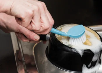 Mistura caseira que remove a ferrugem vira febre por salvar panelas velhas