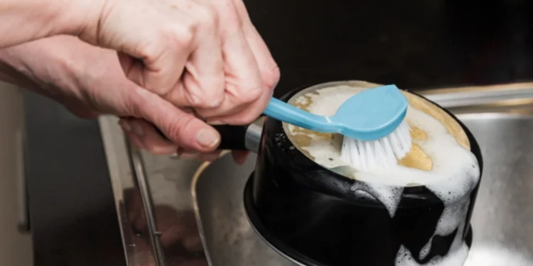 Mistura caseira que remove a ferrugem vira febre por salvar panelas velhas