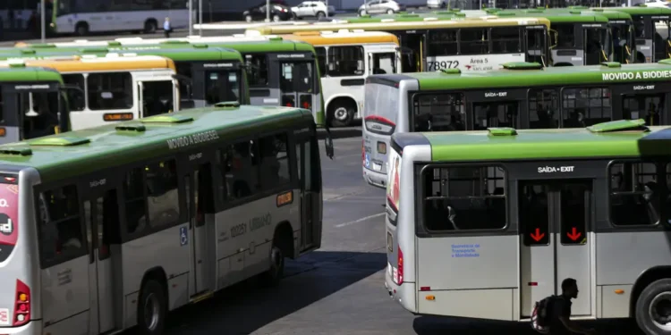 Pagamento em dinheiro deixa de ser aceito nos ônibus após nova medida adotada em cidade com mais de 587 mil habitantes