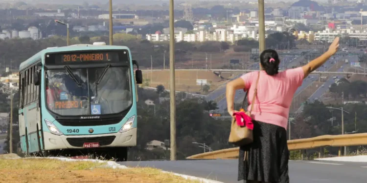 Veículos que bloquearem o transporte público serão multados em R$ 2.570 quando estacionados irregularmente nesta cidade