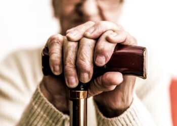 Falta de sol e sedentarismo podem ser determinantes para doença grave surgir em idosos