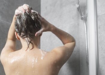 Frequência ideal para lavar o cabelo é revelada e vai te surpreender