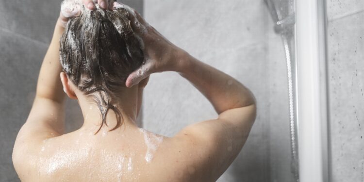 Frequência ideal para lavar o cabelo é revelada e vai te surpreender