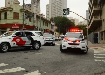 Novo golpe da moeda no chão é usado por ladrões para furtar seus pertences no carro