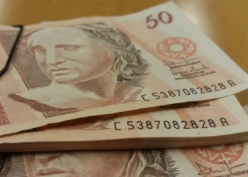 Salário mínimo atinge valor histórico de R$ 2.400 e pagamentos já estão sendo realizados em estado brasileiro