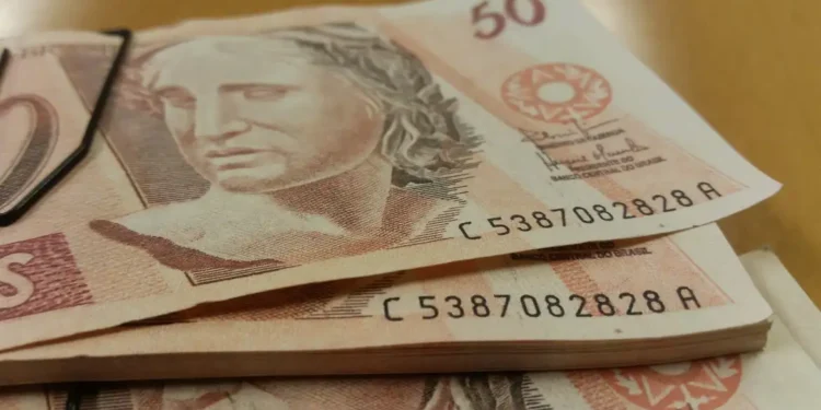 Salário mínimo atinge valor histórico de R$ 2.400 e pagamentos já estão sendo realizados em estado brasileiro