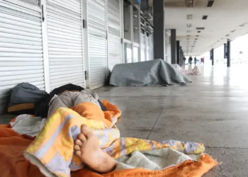 Sétimo país mais rico tem PIB de R$ 16,3 trilhões, mas ainda convive com 330 mil moradores de rua
