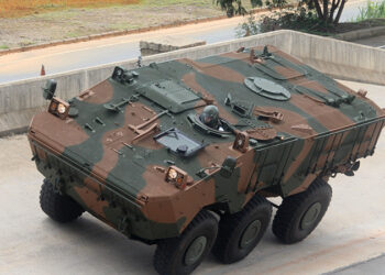 Blindado com tração 6×6 pesa 18 toneladas, sobrevive a minas e é considerado uma fortaleza do Exército Brasileiro