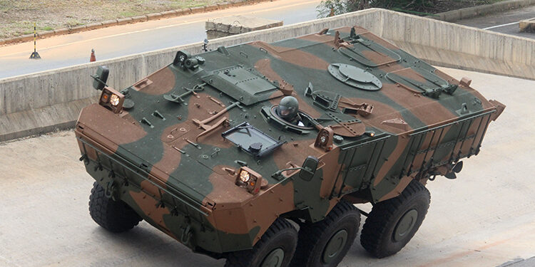 Blindado com tração 6×6 pesa 18 toneladas, sobrevive a minas e é considerado uma fortaleza do Exército Brasileiro