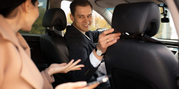 Plataforma de hospedagens lança serviço para competir com a Uber e 99 no Brasil