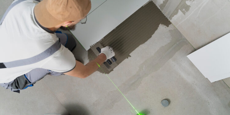 Adeus ao caimento errado: nova tecnologia nivela o piso sozinha e em minutos