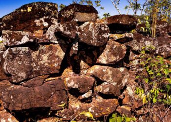 Brasil tem sua própria Muralha da China construída com pedras vulcânicas e óleo de baleia