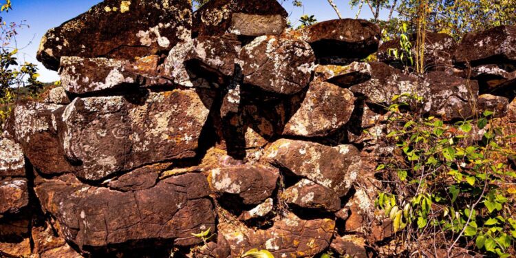 Brasil tem sua própria Muralha da China construída com pedras vulcânicas e óleo de baleia