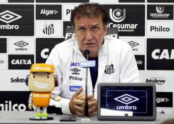 Enquanto Vojvoda recebia R$ 1,4 milhão, Cuca aceita salário mais humilde para treinar o Santos