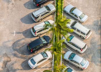 Carro pode ser guinchado ao estacionar em vaga criada por loja? Checamos