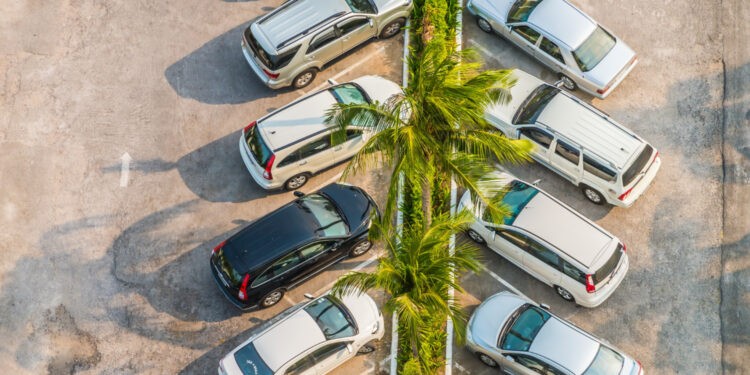 Carro pode ser guinchado ao estacionar em vaga criada por loja? Checamos