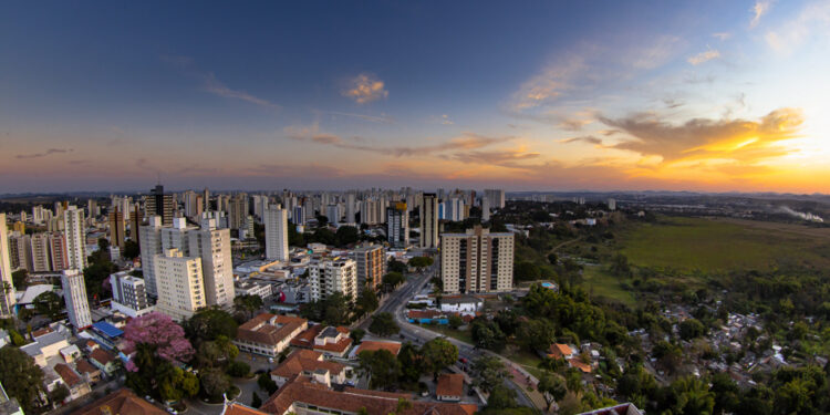 Cidade brasileira com nível máximo de qualidade de vida fica pertinho da serra e da praia