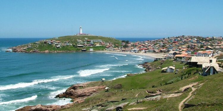 Um dos faróis mais famosos do Brasil abre visitações gratuitas com paisagem deslumbrante