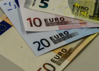 Novo limite de R$ 2.452 foi adotado para saques em caixas eletrônicos e pode ser maior ainda em Portugal