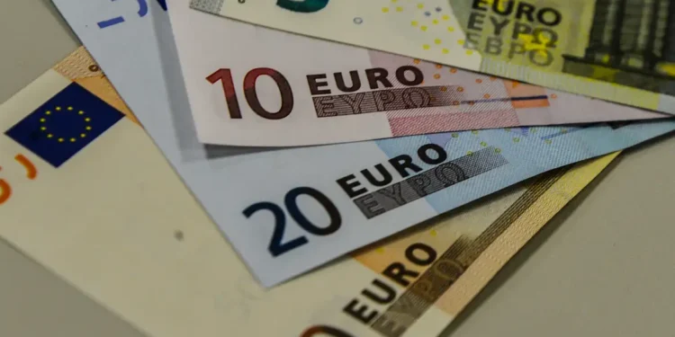 Novo limite de R$ 2.452 foi adotado para saques em caixas eletrônicos e pode ser maior ainda em Portugal