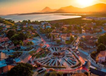 Cidade surpreendente do litoral brasileiro enche os olhos com transporte público gratuito e até moeda própria
