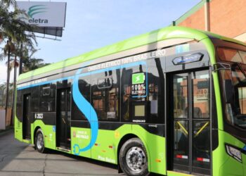 Novo ônibus elétrico surpreende pelo tamanho e vai operar no Brasil levando até 160 passageiros