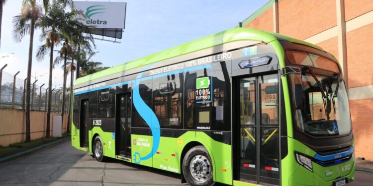 Novo ônibus elétrico surpreende pelo tamanho e vai operar no Brasil levando até 160 passageiros