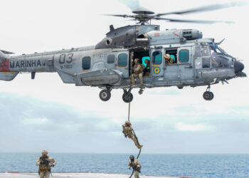 Enquanto Marinha do Brasil recebeu 15 helicópteros que voam a 300 km/h, Marinha Argentina decidiu se unir a outro país em ação multinacional