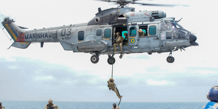 Enquanto Marinha do Brasil recebeu 15 helicópteros que voam a 300 km/h, Marinha Argentina decidiu se unir a outro país em ação multinacional