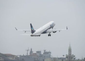 Passageiros que ouvirem música sem fones de ouvido serão penalizados pela maior companhia aérea do mundo