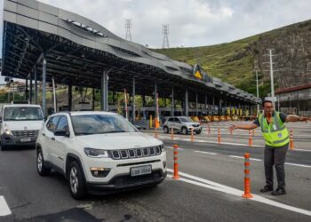 Rodovia brasileira onde passam 80 mil veículos por dia dobra o preço do pedágio