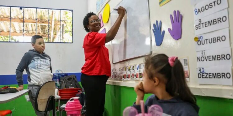 Governo bate o martelo e aprova aumento de 10% no salário dos professores