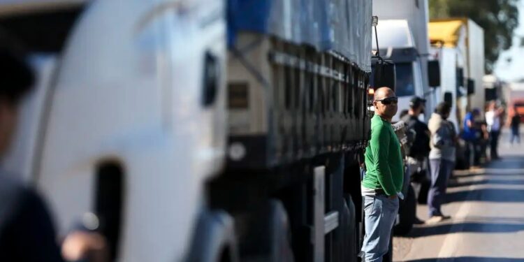 Quem bloquear rodovias durante a greve dos caminhoneiros corre o risco de tomar multa de R$ 10 mil