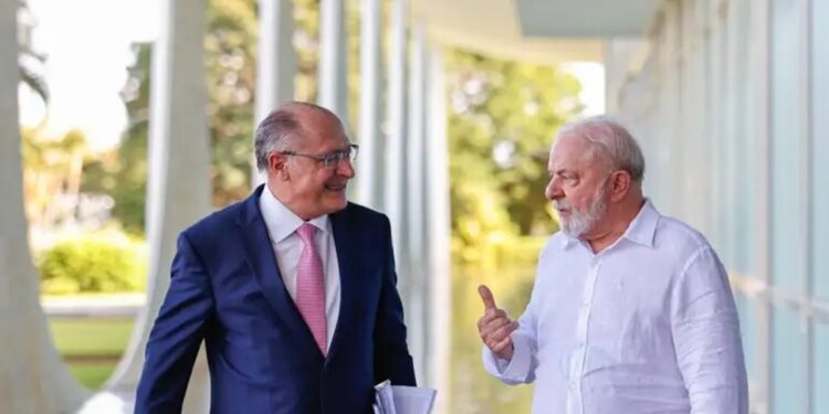 Enquanto Lula ganha R$ 46,3 mil mensais, salário de Geraldo Alckmin não fica atrás