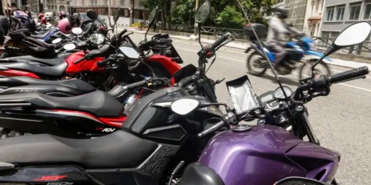 Detran passa a cobrar curso e prova de quem trabalha como mototáxi ou motofrete neste estado