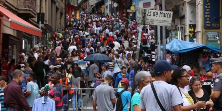 Feriado anunciado no comecinho de abril faz alegria dos brasileiros e movimenta o comércio