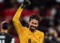Enquanto Hugo Souza recebe R$ 7,8 milhões no Corinthians, salário de Alisson no Liverpool nem pode ser comparado