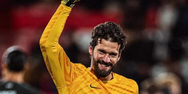 Enquanto Hugo Souza recebe R$ 7,8 milhões no Corinthians, salário de Alisson no Liverpool nem pode ser comparado