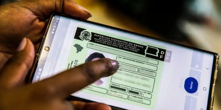 Adeus, carteira de motorista tradicional: nova versão ganha força no Brasil