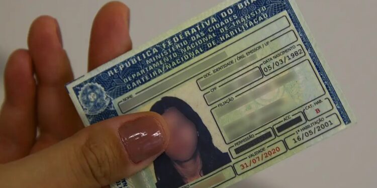 Adeus, carteira de motorista tradicional: nova versão ganha força no Brasil