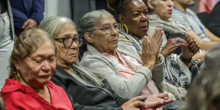 Brasileiros que completam 60 anos em 2026 podem emitir novo cartão que garante viagens grátis